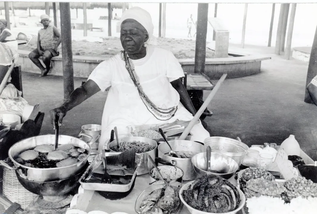 Na foto: Baiana fritando acarajé no quiosque de Amaralina - 24/11/1994