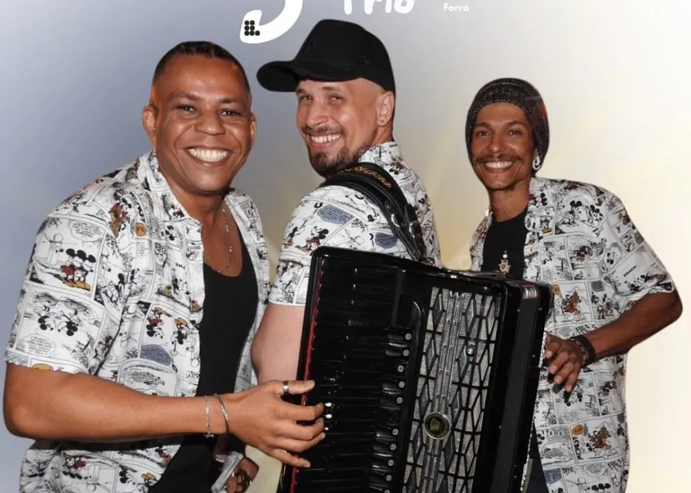 Esmera Trio se apresenta no bar Clube dos 13