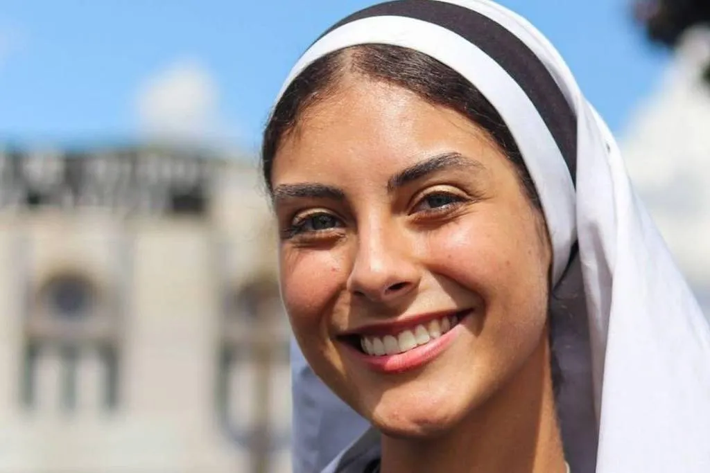 Eva tem 21 anos e antes da conversão atendia pelo nome Kamila Cardoso