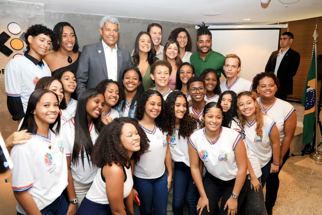 Governador Jerônimo Rodrigues ao lado de estudantes e autoridades