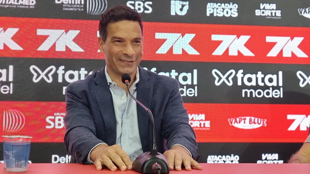 Gustavo Vieira durante entrevista no Barradão