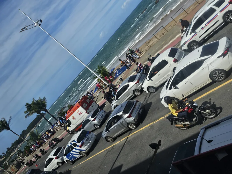 Praia de Itapuã movimentada nesta segunda-feira
