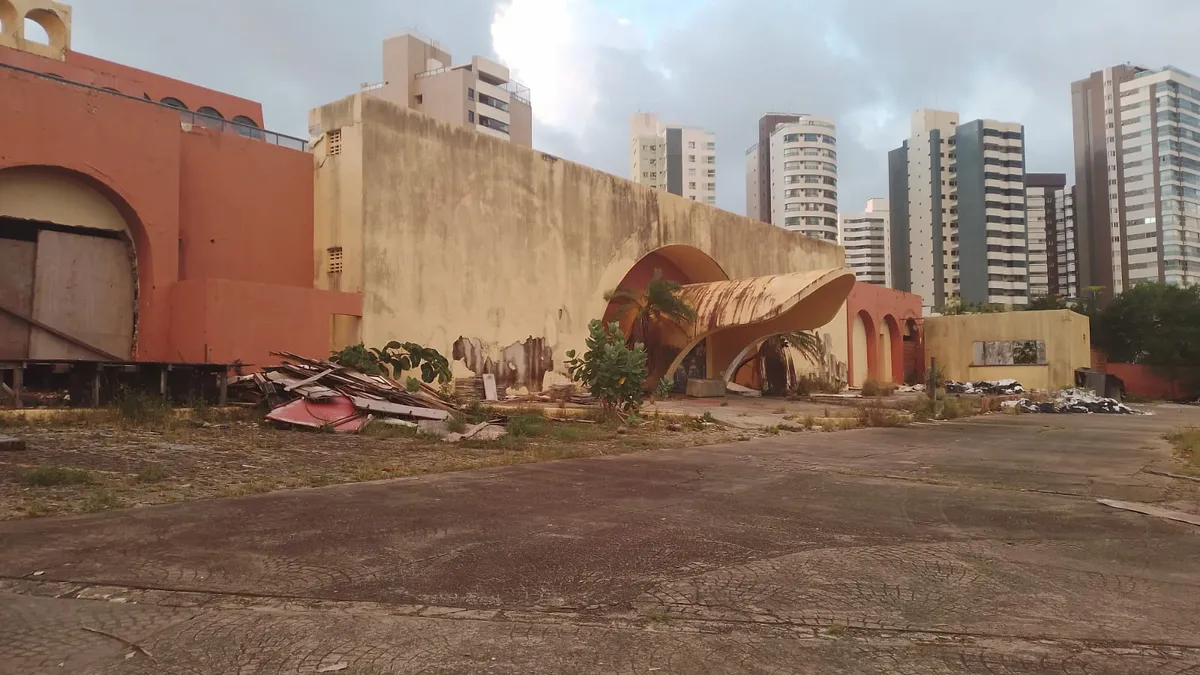 Fachada do hotel desativado em 2020