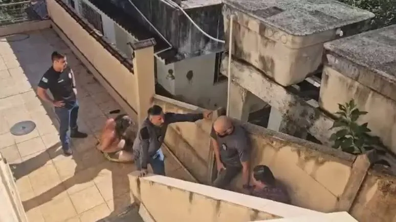 Irmãos tentaram impedir a entrada dos policiais
