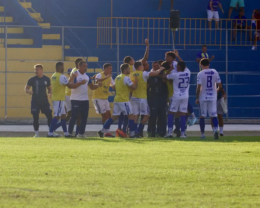 Elenco do Jequié comemora a importante vitória diante do Lagarto-SE no Waldomirão