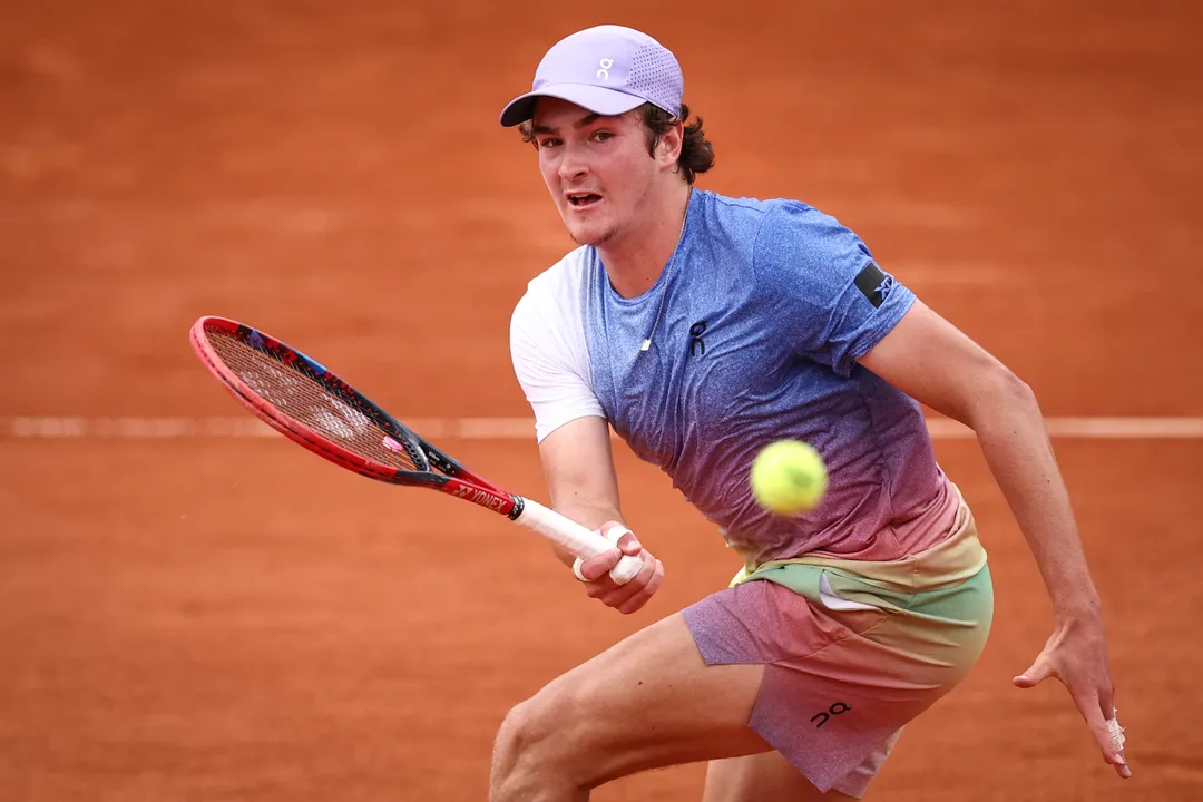 João Fonseca lota quadras e encara francês em Roland Garros