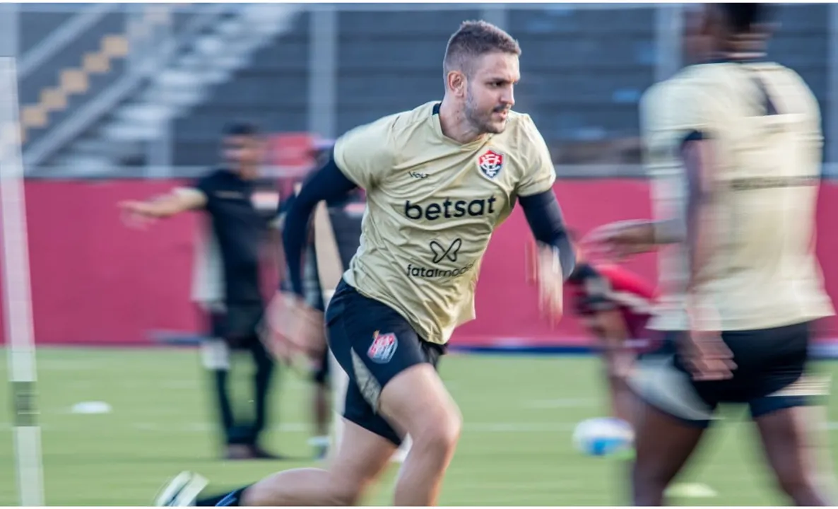 Bruno Uvini durante treinamento no Vitória