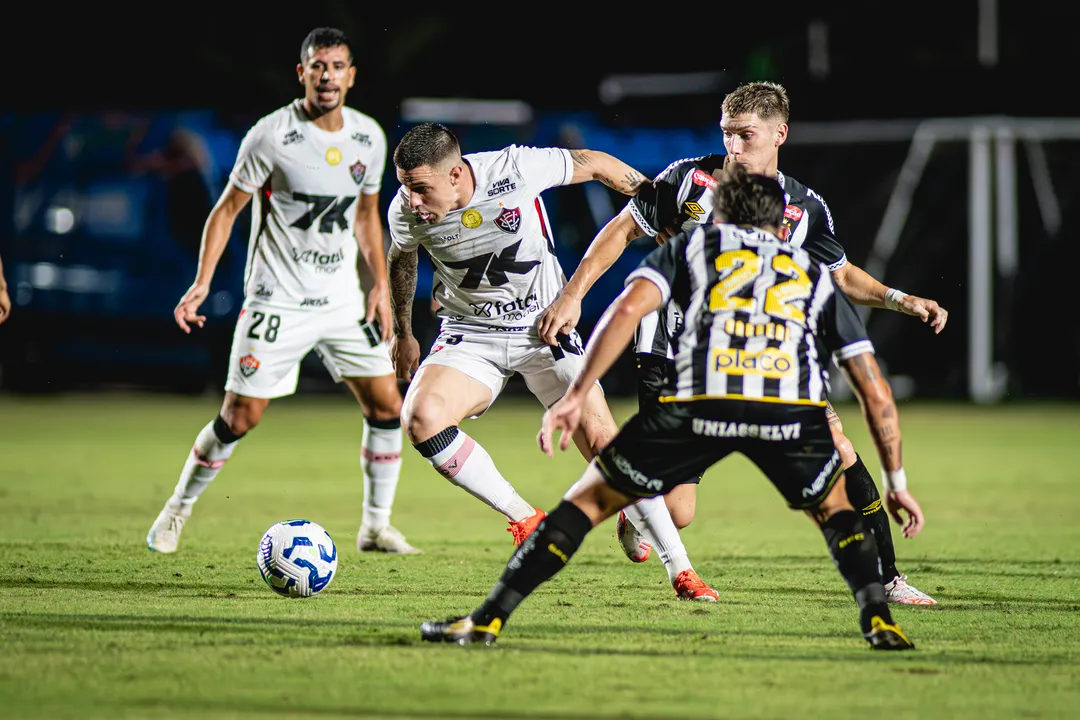 Renato Kayzer em ação com bola na partida contra o Santos, neste domingo, 25