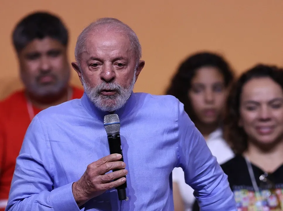 Lula durante discurso durante encontro nacional do PSB
