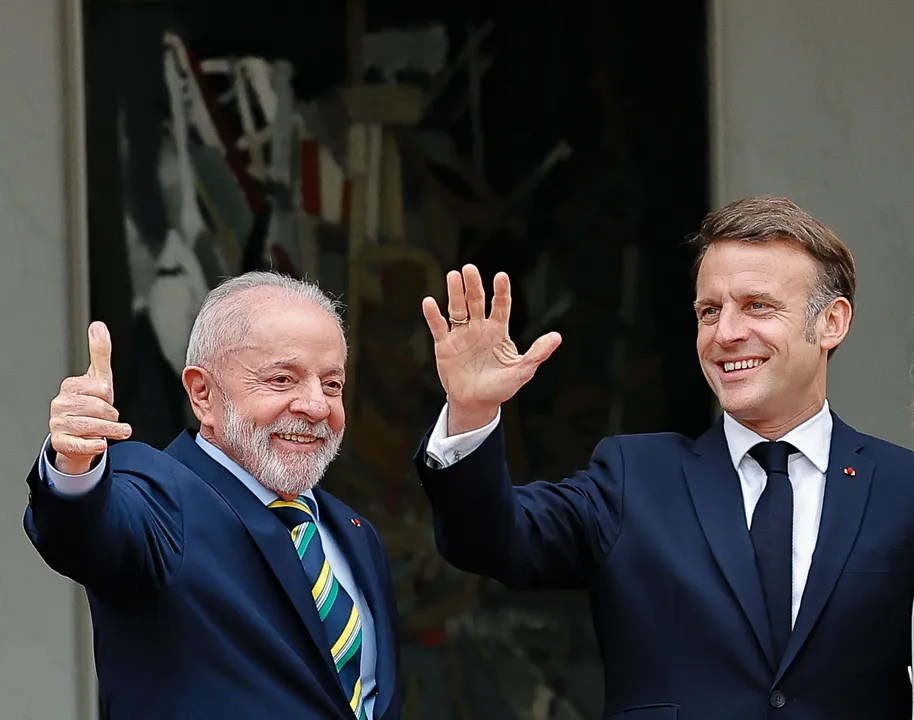 Luiz e Macron, durante Cerimônia oficial de boas-vindas. Explanada dos Inválidos, Paris
