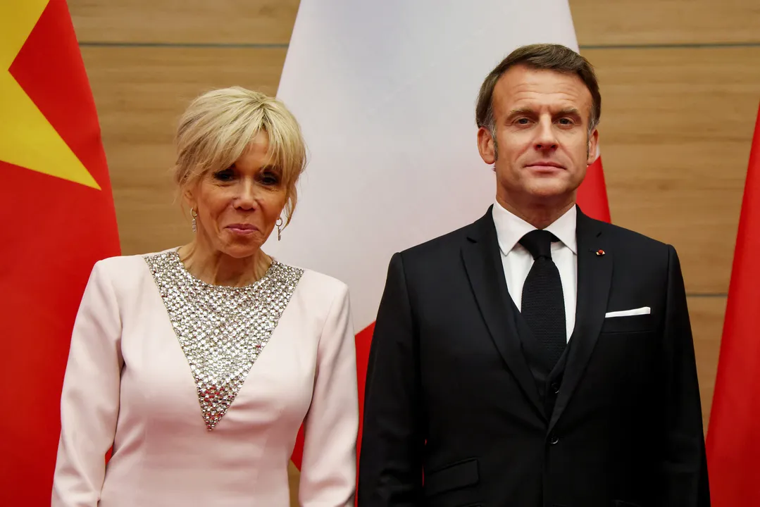 Emmanuel Macron posa com sua esposa Brigitte Macron durante um jantar de estado com o presidente do Vietnã, Luong Cuong, no Centro Internacional de Convenções em Hanói