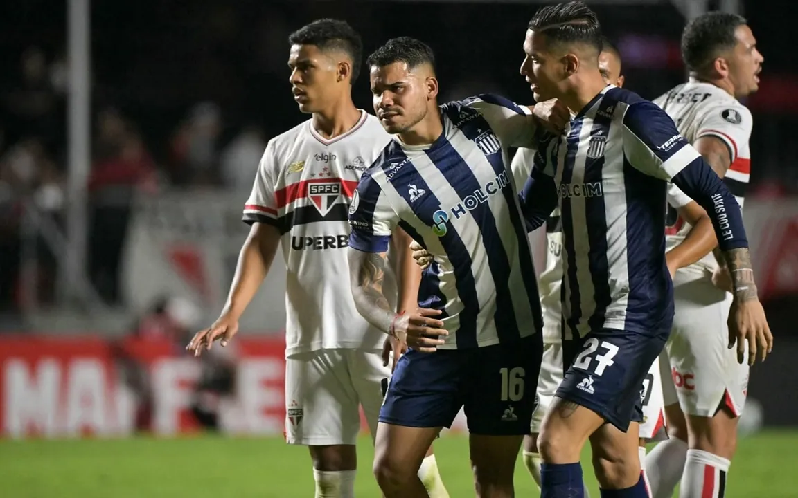 Venezuelano Miguel Navarro do Talleres é amparado após caso de xenofobia