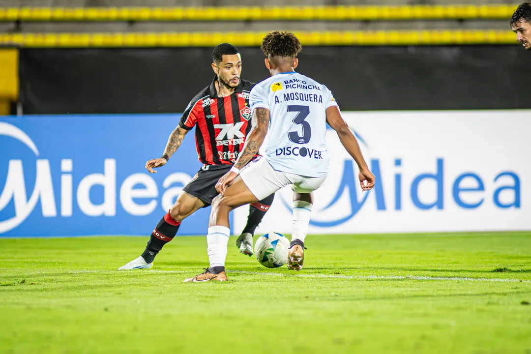 Matheuzinho em ação na derrota vexatória para o Universidad Católica-EQU