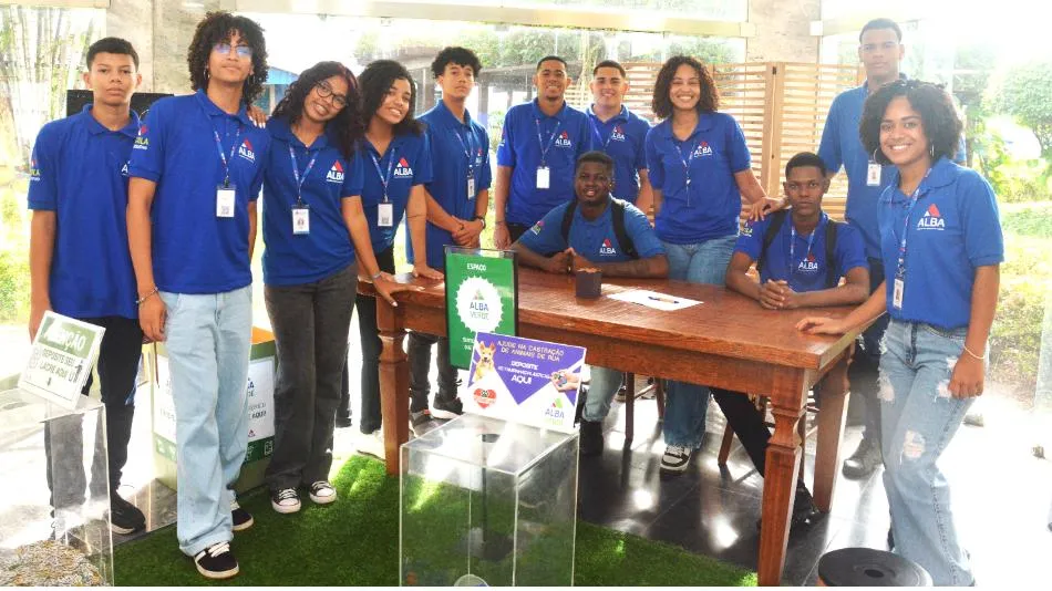 Exposição “Pensando Verde”, com composições artísticas feitas de material reciclável pelos estagiários do ensino médio da Casa