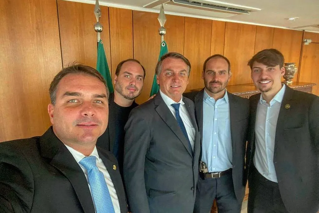 Bolsonaro e seus filhos