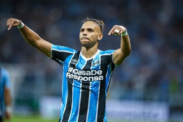 Dinamarquês Martin Braithwaite foi pivô do pênalti inexistente que prejudicou o Bahia