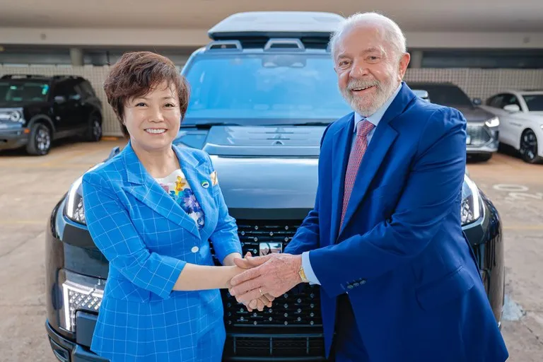 Lula ao lado da vice-presidenta Executiva da BYD e CEO da BYD nas Américas, Stella Li em Brasília