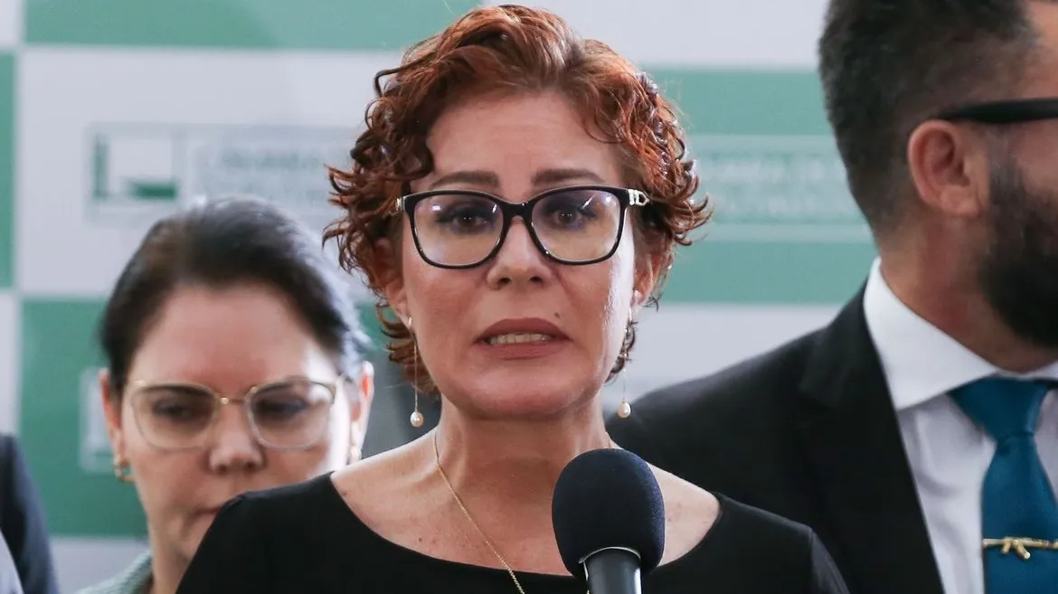 Deputada Carla Zambelli deixou o Brasil
