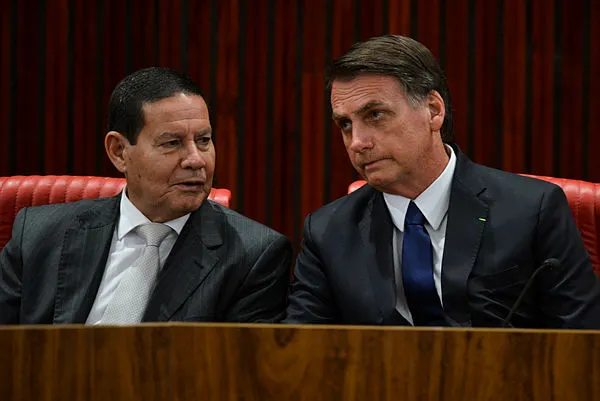 O então vice, Hamilton Mourão, ao lado de Jair Bolsonaro