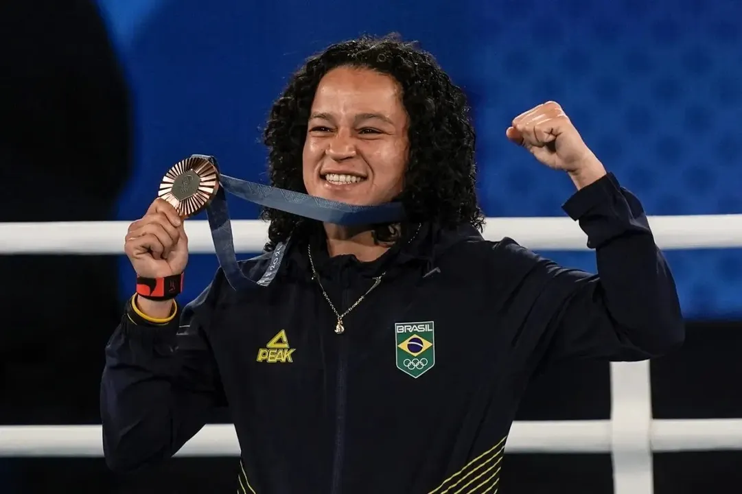 Bia Ferreira com a medalha de bronze em Paris 2024