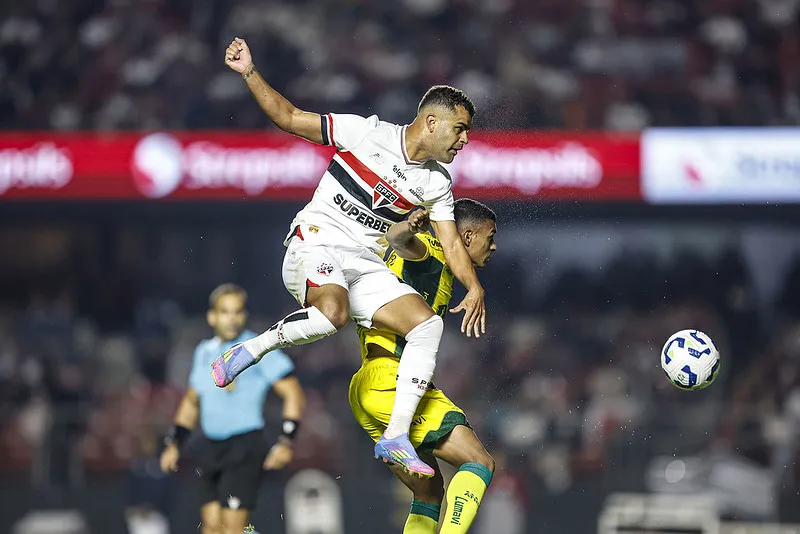 Meia Alisson, do São Paulo, em partida contra o Mirassol, pelo Brasileirão 2025