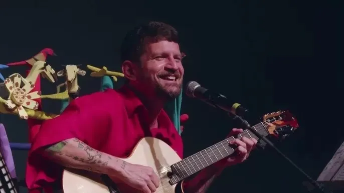 Saulo estreia a turnê Dançando com o Tempo