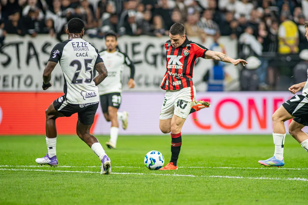 Renato Kayzer esbarrou em Hugo Souza do Corinthians ao perder uma oportunidade