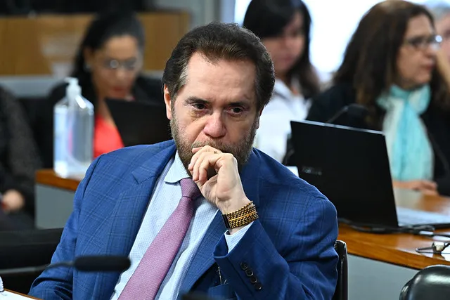 Senador Plínio Valério (PSDB-AM) durante sessão em comissão temática