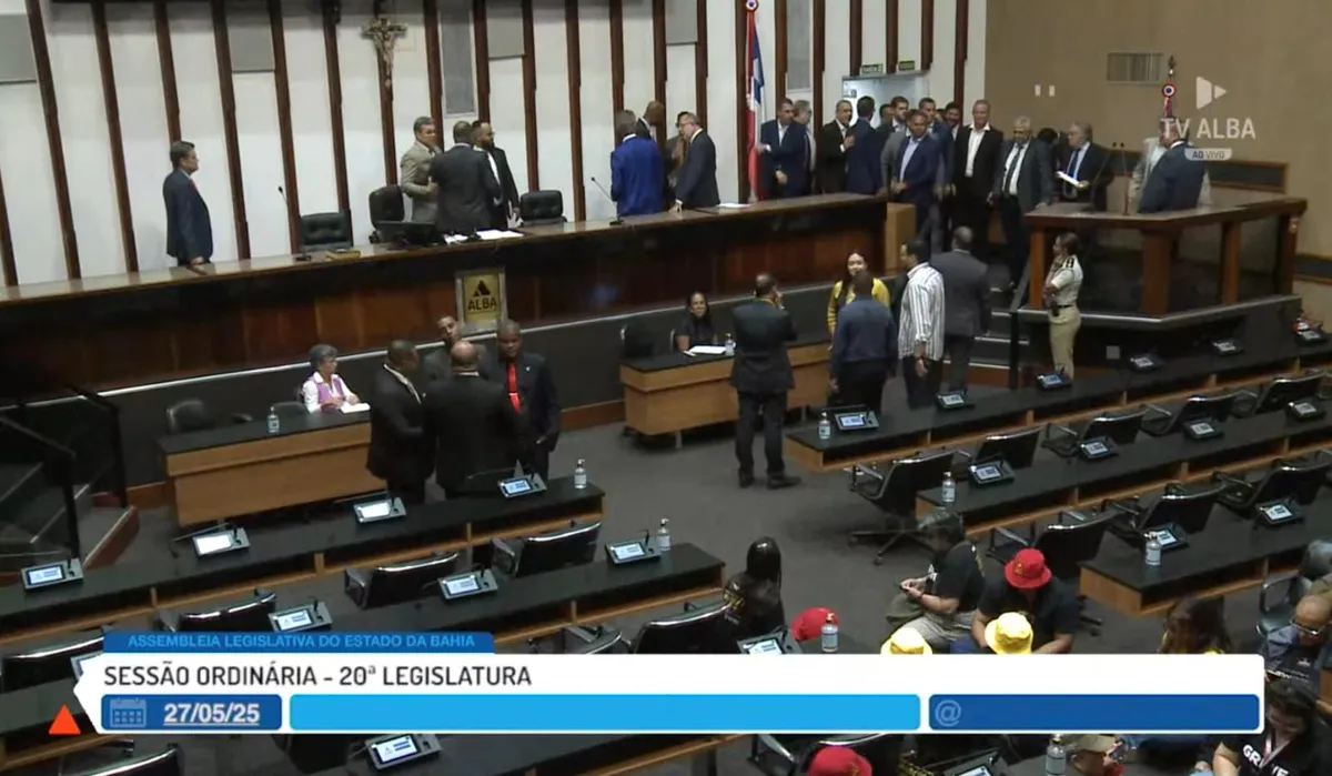 Sessão da Alba é encerrada após confusão