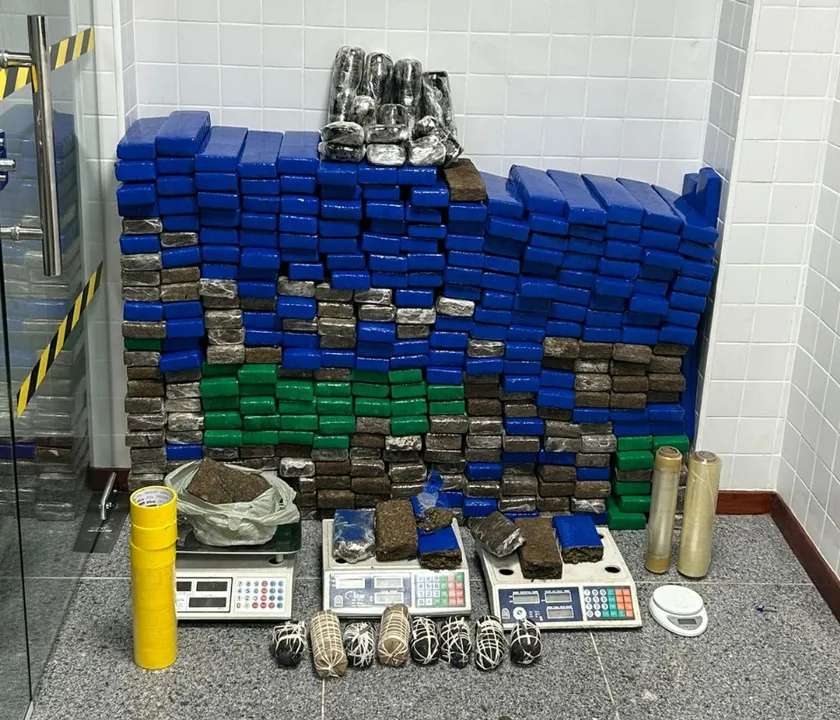 Uma grande carga de drogas e explosivos foi apreendida no centro de Feira de Santana
