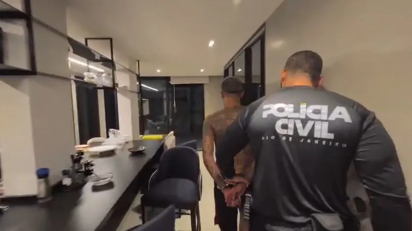 Momento da prisão de MC Poze no Rio de Janeiro