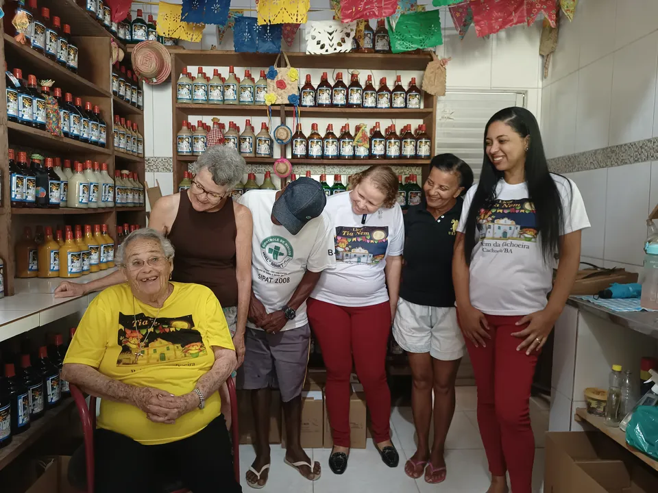 Ao lado dos filhos, Tia Nem garante que ainda tem vitalidade para viver mais um século e conta os segredos da bebida tão consumida no período junino