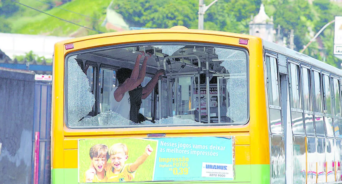 Ônibus sendo depredado ao circular nas ruas de Salvador / foto de 02/06/2006