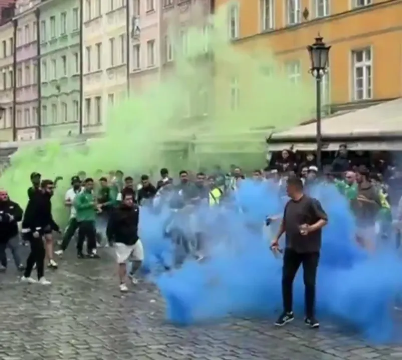 Torcedores de Betis e Chelsea entram em confronto antes do jogo.