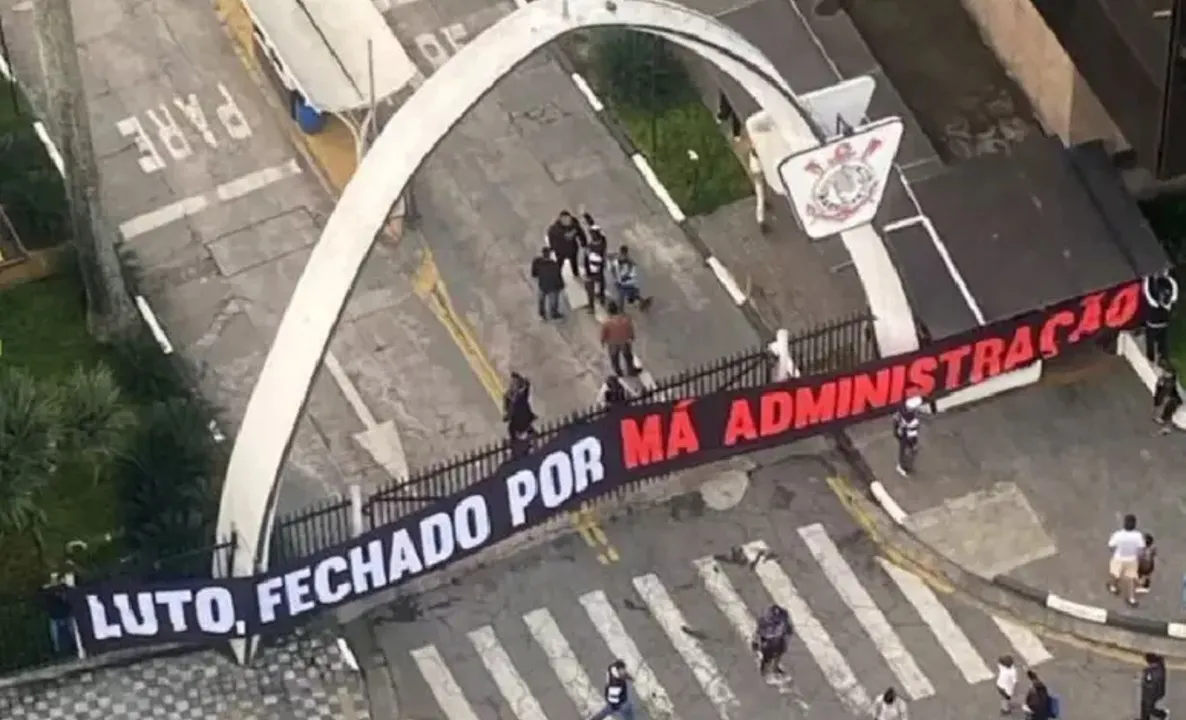 Imagem ilustrativa da imagem Torcida invade sede e exige fim da crise no Corinthians; assista