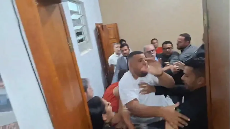 Empurrões, gritos e muito tumulto marcaram sessão na Câmara de Itambé, sul da Bahia