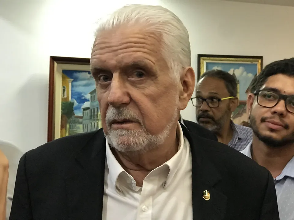Senador Jaques Wagner nega desistência de reeleição