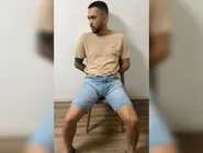 Na imagem à esqueda, Boca de 09 se apoia em um pênis de borracha. À direita, ele toca o órgão genital de um cavalo