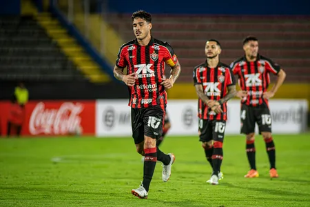 Jogadores do Vitória no gramado do Estádio Olímpico Atahualpa, em Quito
