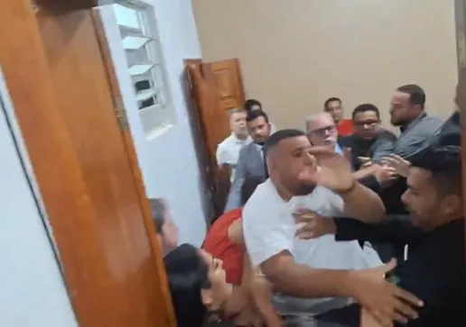 Nilvinha, na época prefeita e candidata à reeleição, teria utilizado indevidamente a máquina pública para favorecer campanha