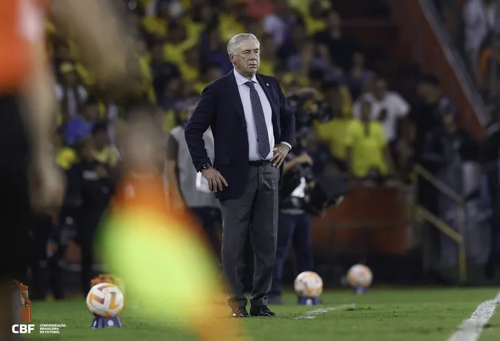 Carlo Ancelotti no Estádio Monumental, em Guayaquil