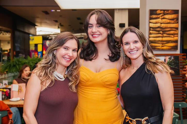 As organizadoras do encontro, Lara Kerterz e Safira Andrade, com a produtora, Tita Queiroz
