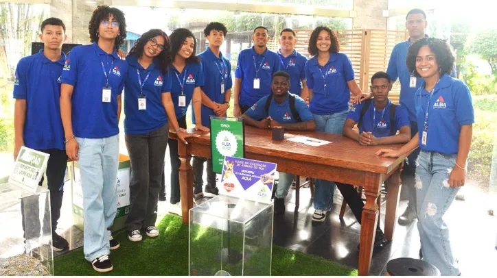 Exposição “Pensando Verde”, com composições artísticas feitas de material reciclável pelos estagiários do ensino médio da Casa