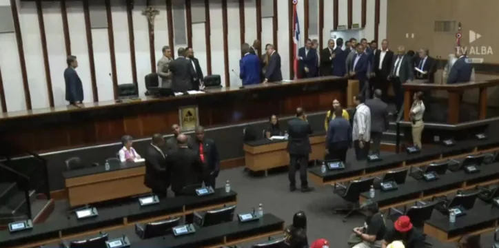 Servidores do Judiciário invadem Alba e sessão é encerrada; projeto sobre plano de carreira da categoria foi protocolado na última semana