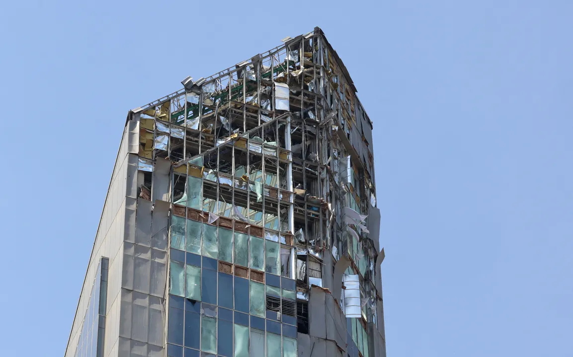 Imagem mostra edifício danificado em um ataque israelense a Teerã.