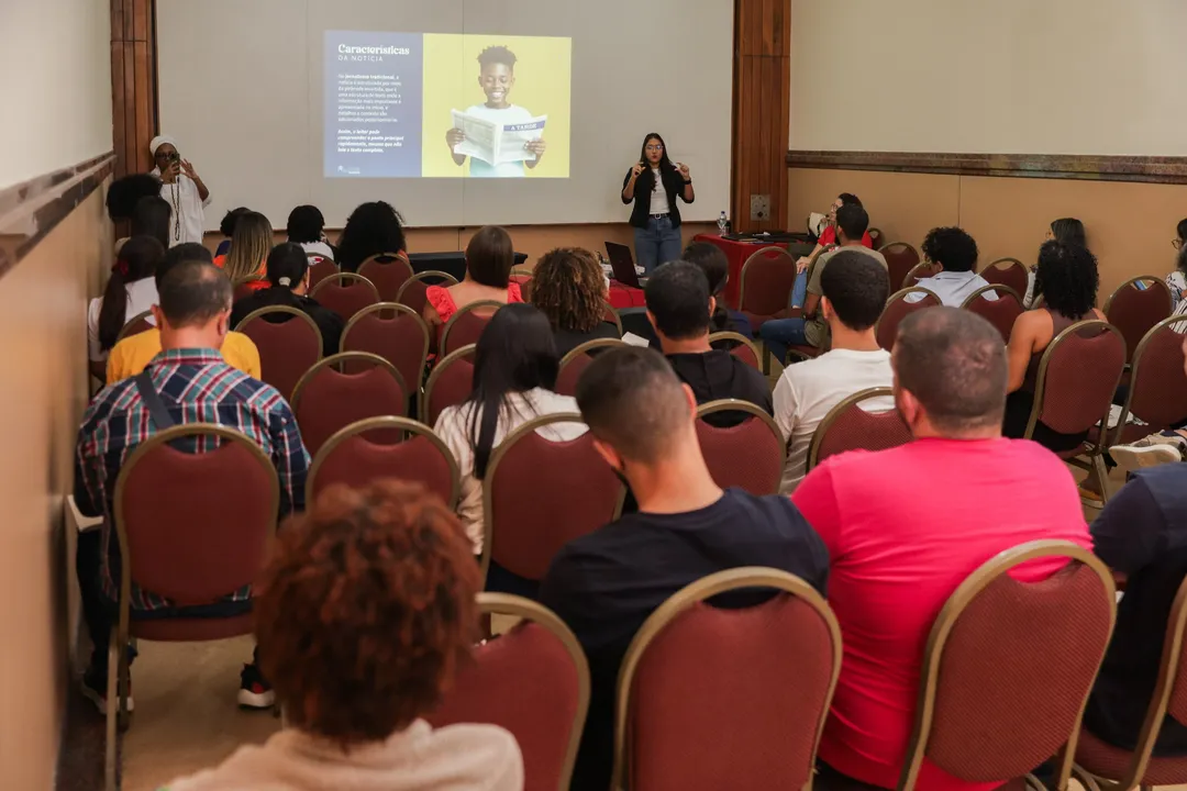 Oficina de produção de notícias ministrada pela equipe do A TARDE Educação