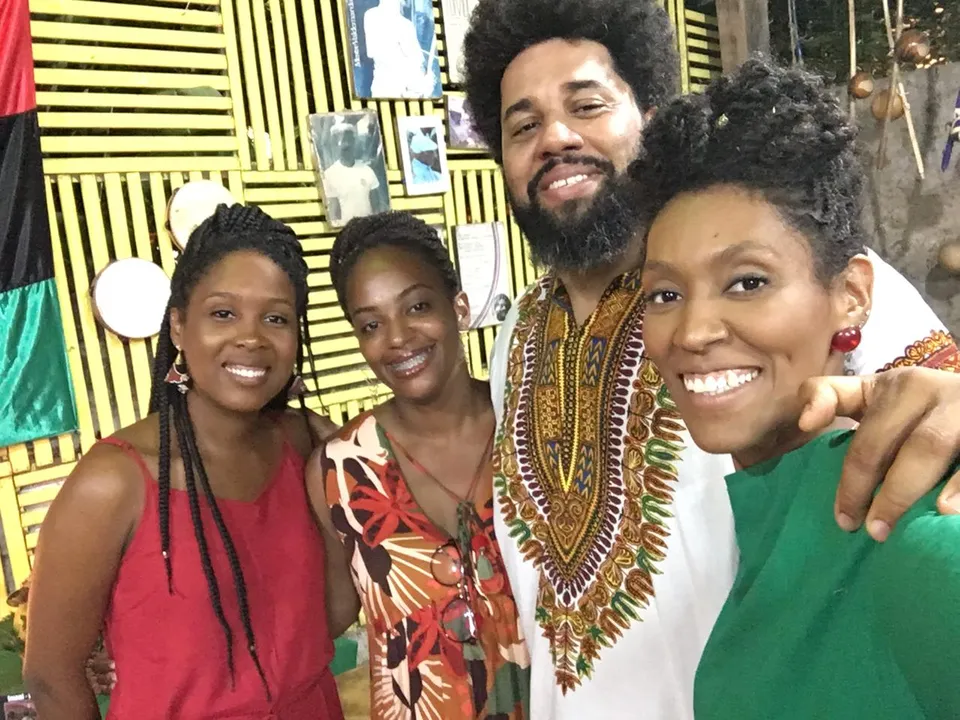 Viviane, Daniela, Gabriel e Laila vivem um relacionamento incomum no Brasil