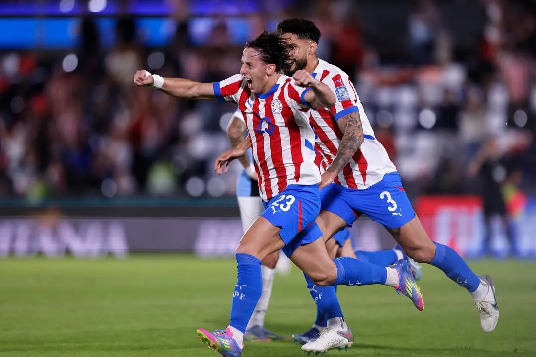 Matias Calarza celebra um dos gols da vitória paraguaia diante do Uruguai