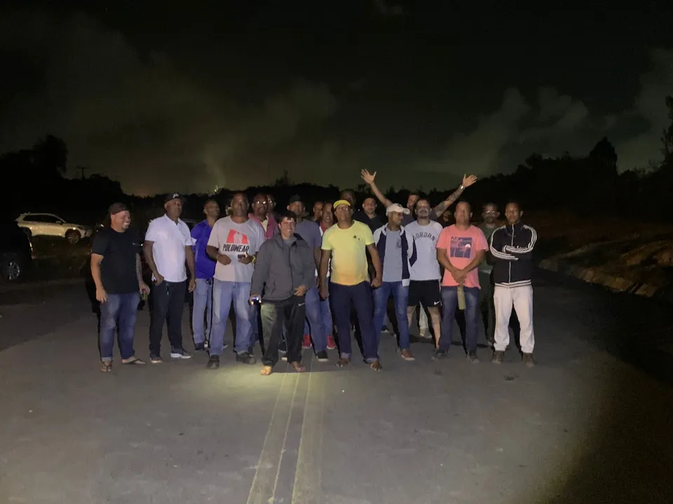 Trabalhadores da Caraíba Metais prometem virar a noite na porta da empresa.