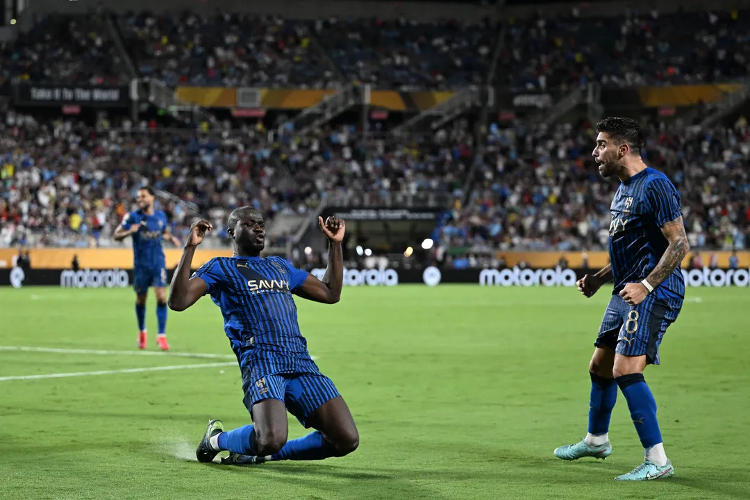 Zagueiro do Al-HIlal comemora vitória sobre o City